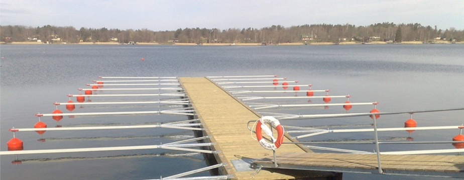 En betydande fördel med en flytbrygga är att den rör sig med hög och lågvatten. Därför är betongflytbryggor vanligast bland båtklubbar. Y-bommar passar bäst att monteras på flytbryggor.
