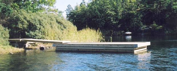 En nackdel med en kätting är att den kan vara farlig om man dyker från bryggan. För lättare flytbryggor av trä fungerar en kraftig och elastisk lina mycket bra som förankring.