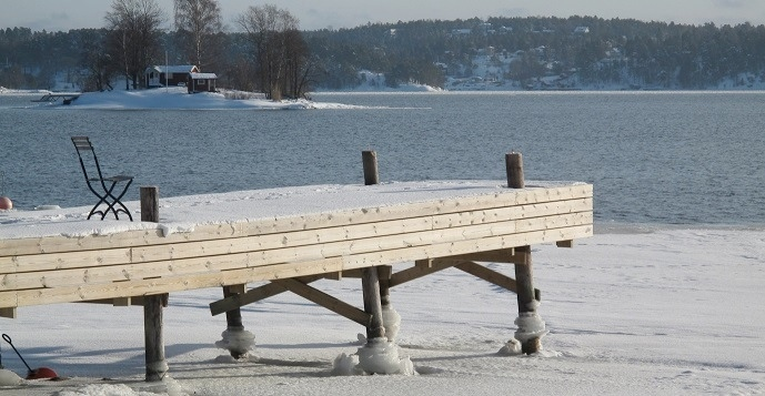 En annan fördel, i förhållande till flytbrygga, är att den är fast och inte rör sig. Till nackdelen hör att den är känslig för isrörelser i både höjd- och sidled.