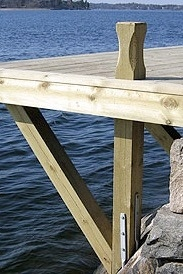 FRIBÄRANDE BRYGGOR En fribärande brygga är bultad eller gjuten mot ett berg och är frihängande ut över vattnet. Den här lösningen är mycket vanlig på framförallt västkusten.