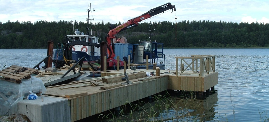 En trend under senare år är att man bygger större och bredare bryggor och att man förutom något att lägga båten vid, använder bryggan för umgänge, solning, måltider osv.