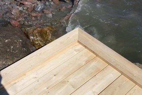 Bryggans yttre ram Många bryggor, oavsett om de har däckspanelerna på tvären eller längs med bryggdäcket, har en yttre ram runt om bryggdäcket. Här finns det två skolor.