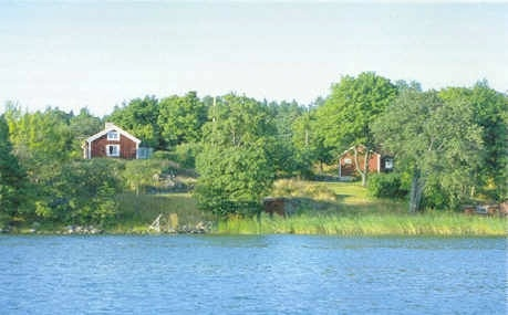 När trät är fuktigt är den springan liten, men på sommaren när träet torkar vidgas springan. Tyvärr hamnar en del smuts, sand och lera här.