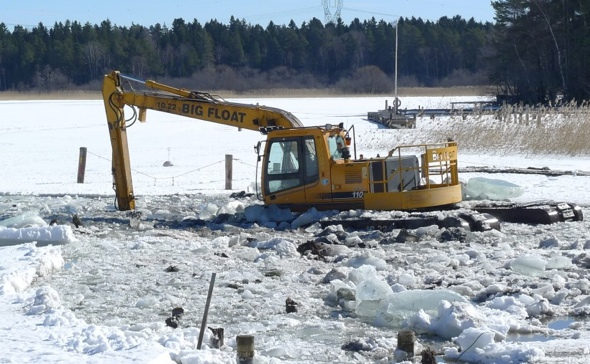 MUDDRING I samband med monteringen av en brygga vill man ibland muddra botten, dvs ta bort en del bottensediment för att öka vattendjupet.