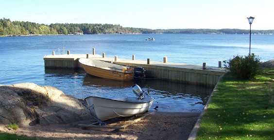 Att låta bygga ett eget hus på sin fastighet anses för de flesta människor som en ganska svår uppgift med många frågor och ställningstaganden.