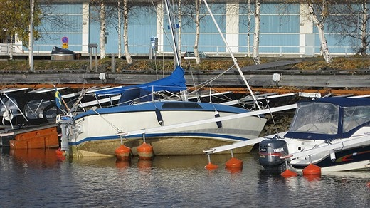 På ostkusten varierar vattennivån som mest i den sydvästra delen av Östersjön. Man har här som mest observerat en skillnad av vattennivån med 5 meter, -3.26 meter och + 1.76 meter.