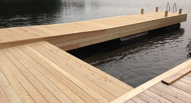 TRÄ Trä är ett fantastiskt bra material att till exempel bygga bryggor av. Den enda nackdelen är att träet med tiden bryts ner av naturen.