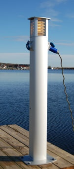 El och vatten Det finns el- och vattenstolpar som säljs av båttillbehörsfirmor.