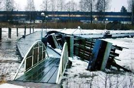 Sedan en sjö blivit islagd kommer därför spänningar att uppstå i istäcket under vintern på grund av temperaturvariatoner. Denna effekt ökar framför allt på våren.