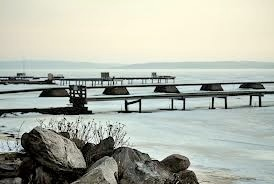 Strandskydd Reglerna om strandskyddsdispens som tillkom 1975 reviderades 2009 och har till syfte att långsiktigt 1. trygga förutsättningarna för allemansrättslig tillgång till strandområden, och 2.