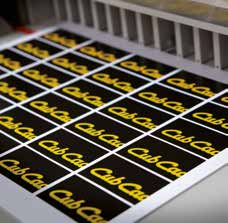 Självhäftande etiketter på rulle, Dekaler och etiketter, Folietexter i vinyl 5 UV-DIGITALTRYCK UV-Digitaltryck på produkter i