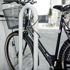 Cykelparkering Det är viktigt att det finns tillräckligt med cykelparkering i anslutning till viktiga målpunkter som kollektivtrafik, skolor och arbetsplatser.
