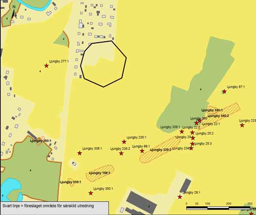 Figur 1. Området kring Ljungby med utredningsområdet (svart markering) samt registrerade fornlämningar (röda stjärnor, skrafferingar och linjer) markerade. Jämför figur 1.