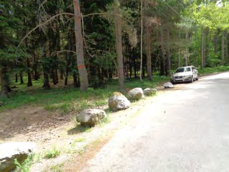 Underlaget på stora delar av parkeringen är ojämnt och består av rullgrus som är mycket svårt att åka på med rullstol, gå på med rullator eller gå på om man har balanssvårigheter.