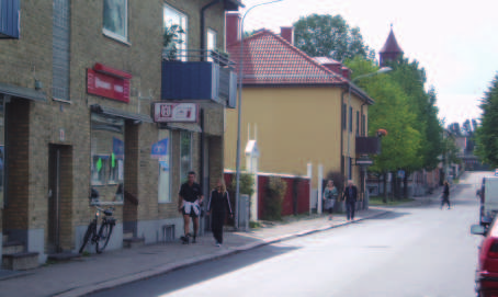 För att miska riske för olyckor är trafike separerad så att motorfordo, cyklister och fotgägare har olika ytor. Det ka fias trafik hider som gupp och likade.