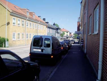 Liégata Hatverksgata De södra dele av Liégata myar i detta förslag i ett parkerigshus. I kv Gripe föreslås parkerigsplatse göras om geom att ett förrådshus och ett miljöhus placeras i gatuliv.