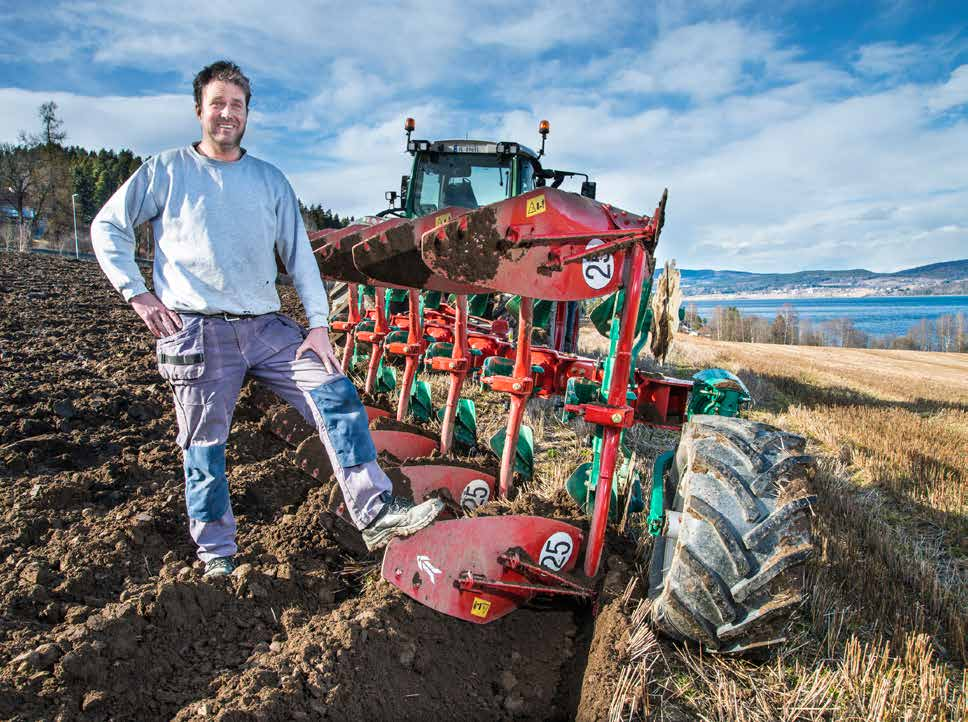 TORMOD KIRKERØD TESTAR I-PLOUGH FÖRSTA NORSKA BONDEN SOM PLÖJER MED DEN NYA PLOGEN Tormod Kirkerød tror han kommer kunna plöja 1,5-2 hektar i timmen med 6-skäriga 2500 i-plough.