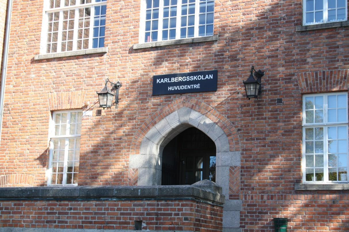 Karlbergsskolans vision och mål Karlbergsskolans vision och mål Karlbergsskolan är en grundskola med cirka 480 elever i årskurs 6-9. Skolan ligger i Köpings östra del och har musikprofil.