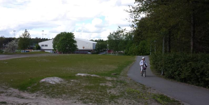 Vy mot norr som visar gräsytan och den befintliga gång-