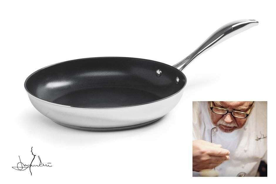 En stekpanna av högsta kvalitet med trelagersbotten och quantanium behandlad nonstick-yta.