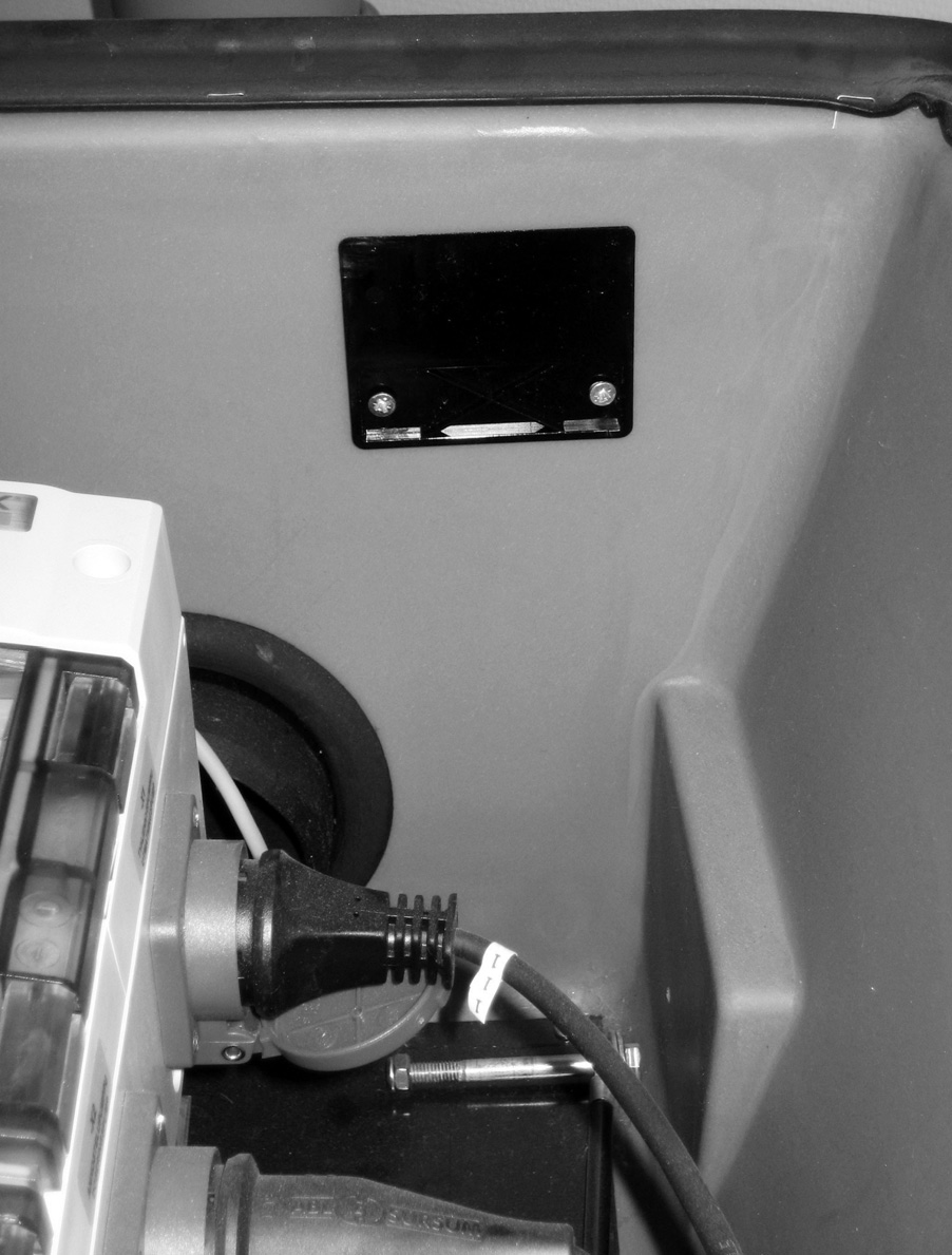 WP 5: borra 6 mm genomföringsrör för doseringsslangarna för näringslösningen på de platser som bilden visar. Borra först ett 6 mm hål vid sidan av stället på insidan av uppsamlingstanken.