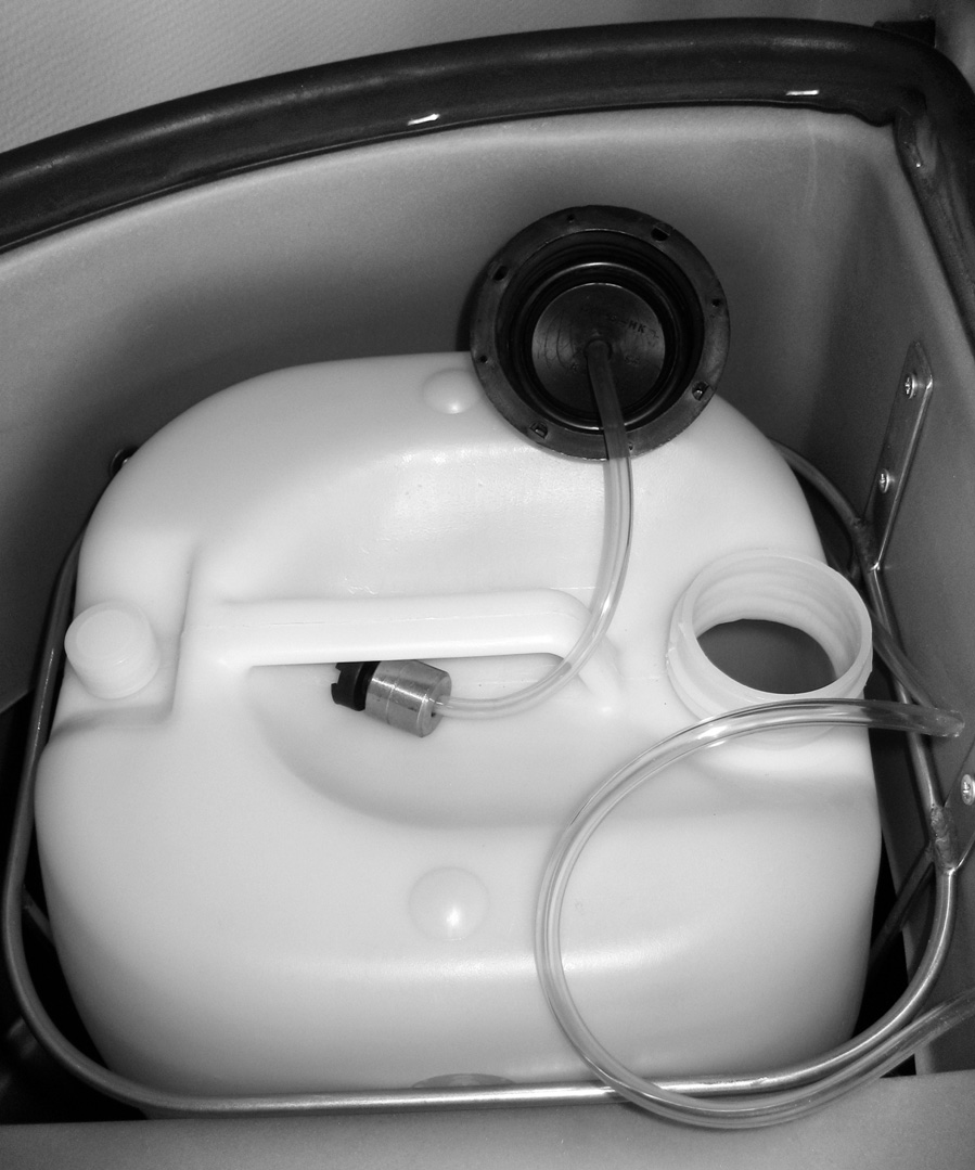 Slangarna är nu tätt anslutna till pumpen. 7. Ta fram den hålförsedda utbyteskorken. Trä slangen genom korken. Monteradärefter bottenvikten av metall på slangens ända. 8.