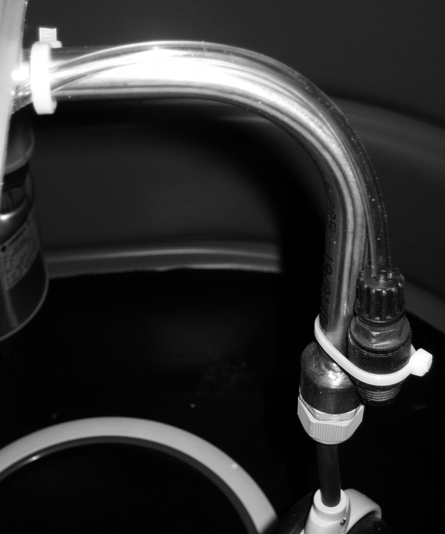Dra den andra slangen till processtanken. WP 5: dra slangen från pumpen via genomföringen till processtanken och fäst den svarta bakslagsventilen av plast i slangens ända.