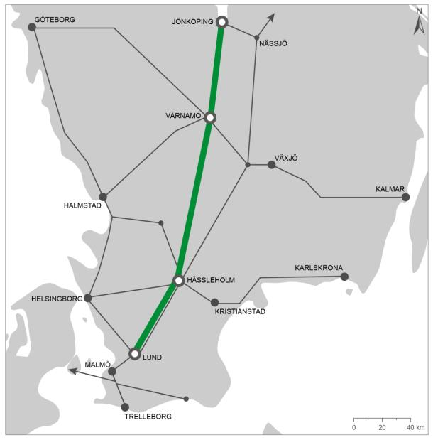 Utredningsarbetet inleddes därför med att identifiera fem möjliga stråk. Figur 4. Ursprungligt utredningsområde (vänstra bilden) och identifierade stråk (högra bilden).