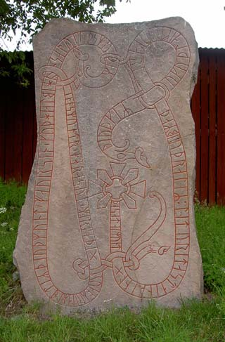 Runorna norr om Ödmården Fig. 7. Järvstastenen i Valbo socken, Gästrikland (Gs 11). Stenen är ristad Åsmund Kåresson. Den omtvistade runföljden þasataimunt står i foten till korset.
