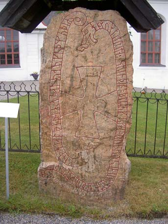 Runorna norr om Ödmården Fig. 8. Runstenen från Attmarby i Medelpad (M 5). Stenen är rest av Håkon efter hans far Skygne och mor Altrud. Foto Magnus Källström 2006.