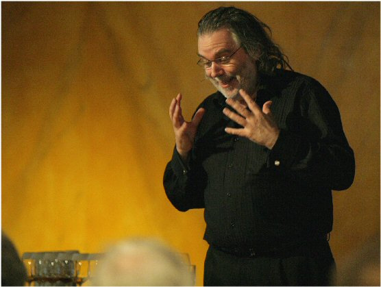 Jim Murray, en engagerad föreläsare Foto: Lillan Magnusson Om kall eller varm whisky Under tiden vi värmde vår whisky tog han upp olika frågor och påståenden.