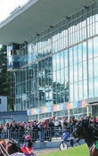 hitta hit Gävletravet ligger på gångavstånd cirka km nordväst om Gävle centrum. Stora entrén ligger mittemot Brynäs hemma arena, Gavlerinken Arena.