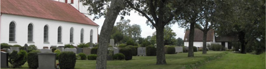 Längs nya kyrkogårdens norra sida finns en låg stödmur vars övre kant ansluter till kyrkogårdens marknivå.
