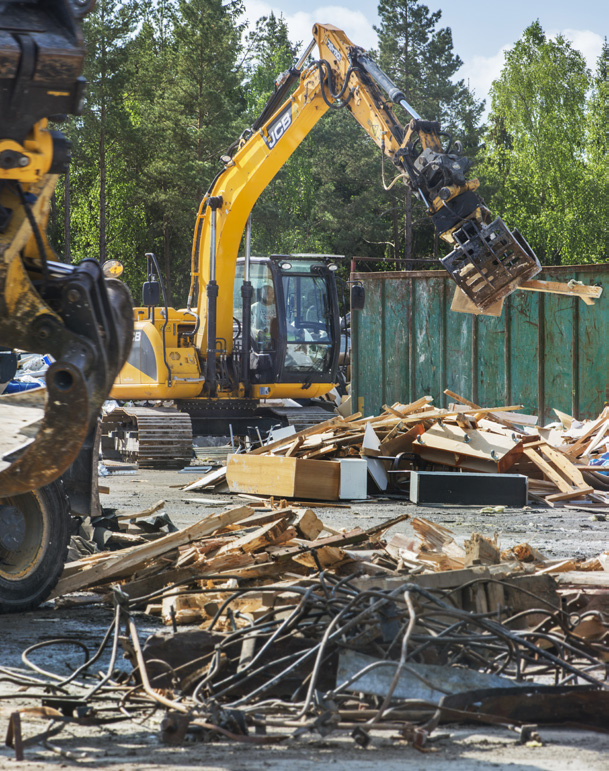 Hovgården tar emot ungefär 250 000 ton material per år, och för att hantera den mängden material krävs en maskinpark med många riktigt stora last- och grävmaskiner.