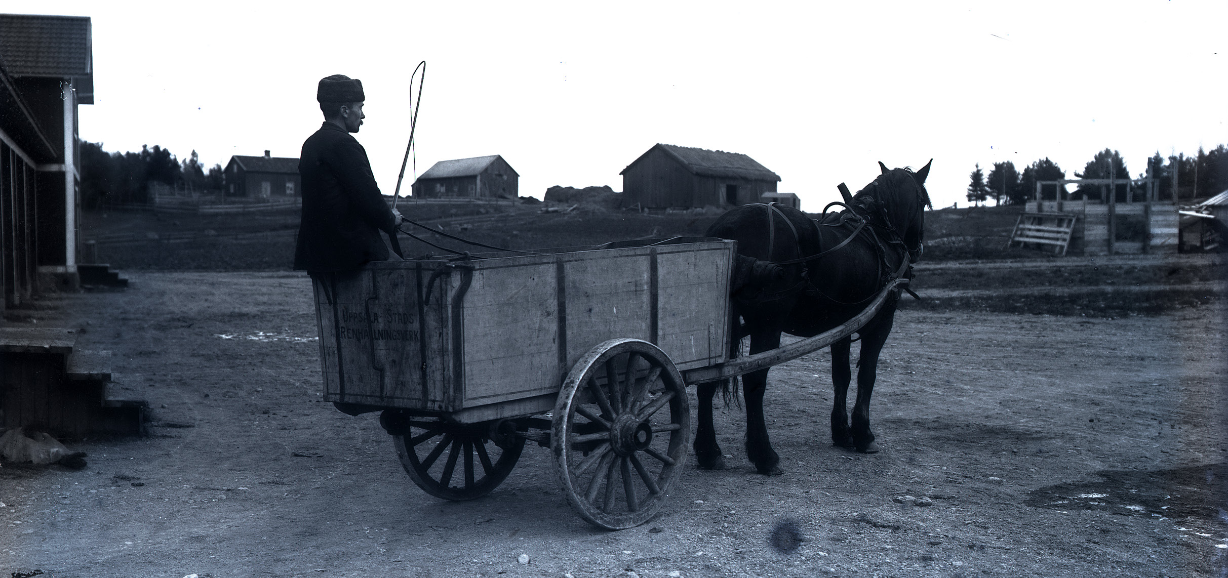 FOTO Okänd fotograf, Stadsarkivet Kärra för gatsopor med häst och kusken Johan Andersson från 1910. När sophanteringen kom till Uppsala Varje person i Sverige ger upphov till 477 kilo sopor varje år.