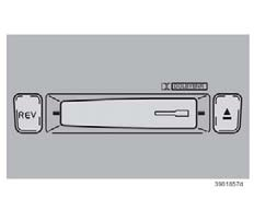 10 Infotainment Kassettspelare HU-450 10 Kassettlucka Skjut in kassetten i kassettluckan med bandets bredare del vänt åt höger. I teckenfönstret visas TAPE Side A.