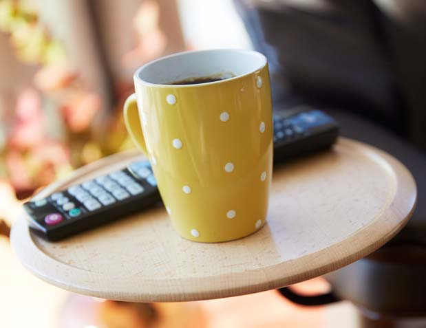 På det här lilla allsidiga bordet kan du ha kaffekoppen, romanen eller fjärrkontrollen inom räckhåll. Bordet passar till de flesta av våra vilstolar med vårt berömda runda underrede.