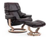 Ekornes Manhattan visas i Cori Brown/natur. Ekornes Windsor soffbord. För fullständig produktöversikt, se sid. 68-75.