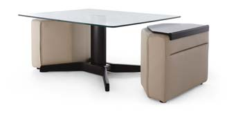 I sidan finns en bordsskiva som kan läggas ovanpå pallen vid behov. När pallen inte används kan den enkelt placeras under Stressless Duo bord.