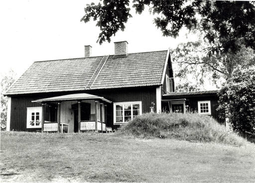 fideikommisset (Ektorp). förvaltare Svensson från Hälleforsnäs. Svensson beordrade Gustaf Carlsson att ordna nedhuggning av skogen på andra sidan vägen (fin 60-årig tallskog).