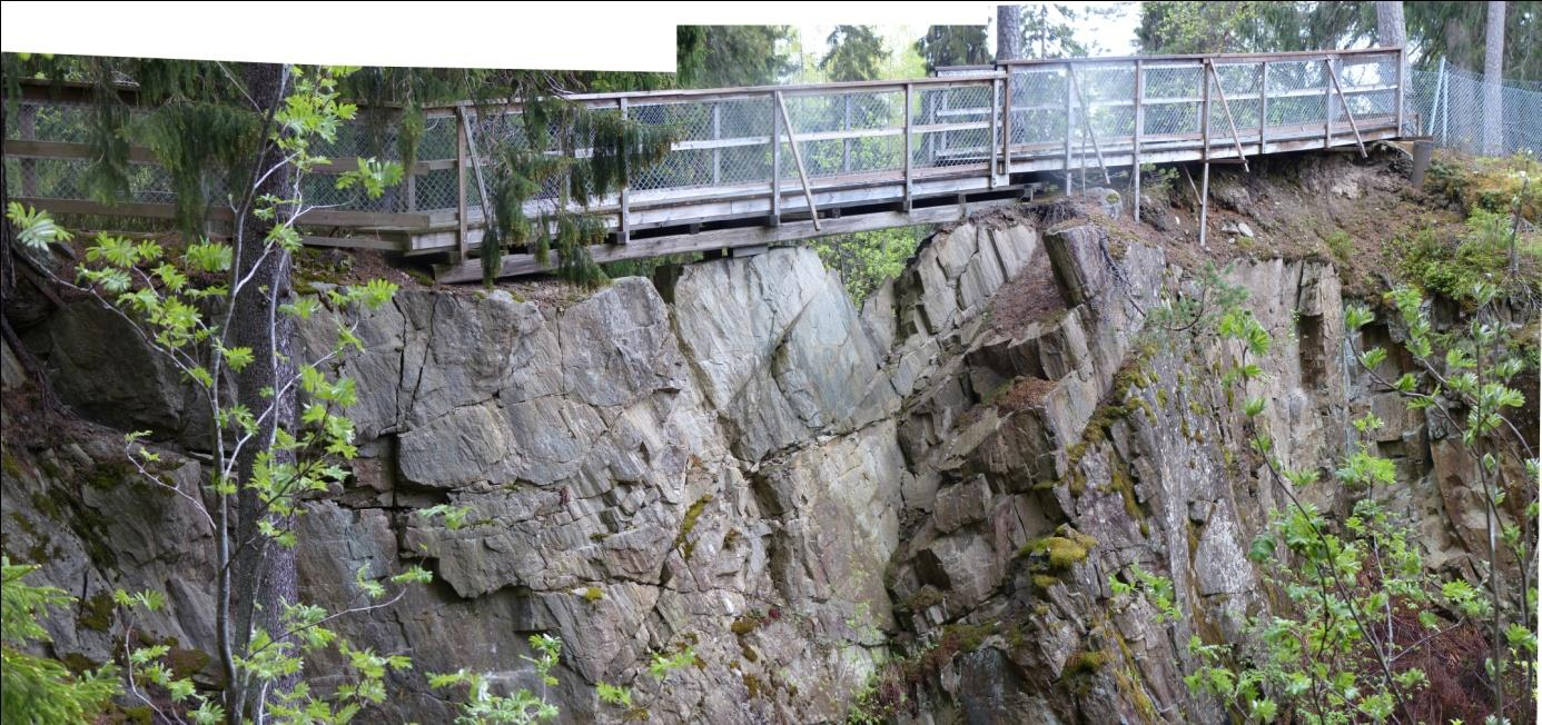 2.1. Berggrund och jordlager under västra sektionen Under den västra sektionen finns ett 0,1 m - nära 2 meter mäktigt löst jordlager bestående av grusig-sandig morän med enstaka kullerstenar samt ett