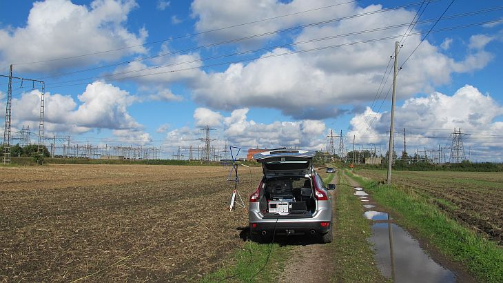 Figur 10 Mätning med Bilog-antenn i Position 2, 20 m från 130 kv ledningen och 5 m från distributionsledningen.