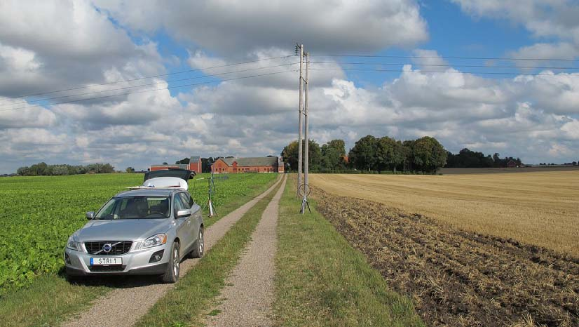 Figur 15 Antenner uppställda för mätning, 15 m från 50 kv ledningen.