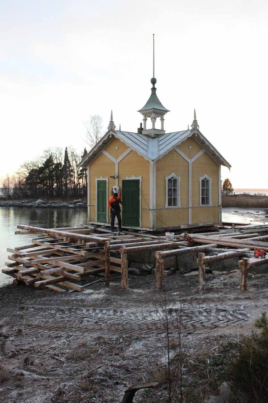 Figur 5. Arne Sjöblom förbereder flytt av badhuset upp på land.