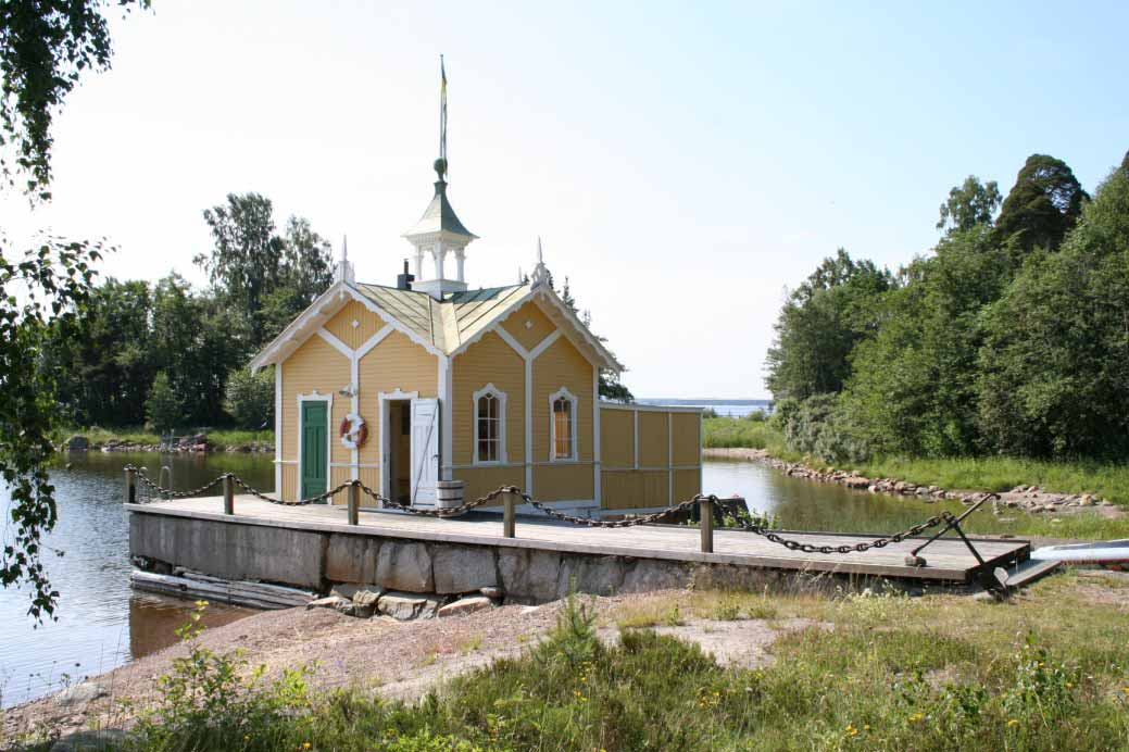 HISTORIK OCH BESKRIVNING Badhuset vid Sjövik är sannolikt uppfört vid slutet av 1800-talet. Strax nordväst om badhuset, på stranden, finns ett lusthus från samma tid.