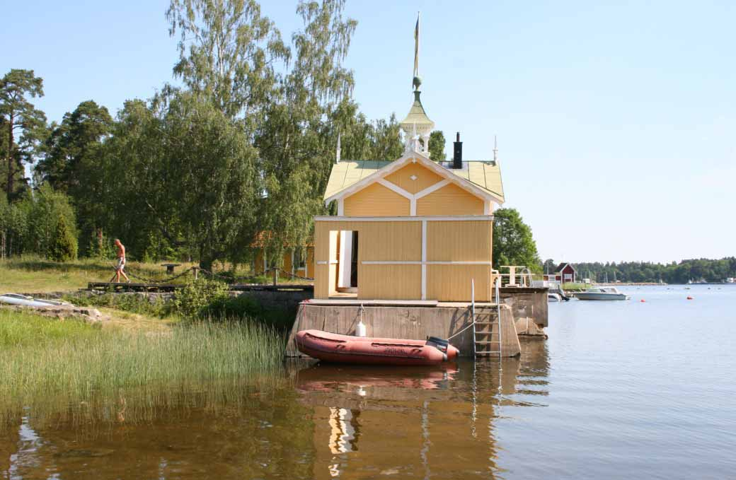 Figur 4. Badhuset från söder, 2006-08-01. Här syns den gjutna betongen på den södra stenkistan. Foto: Johannes Kruusi, Länsmuseet Gävleborg.