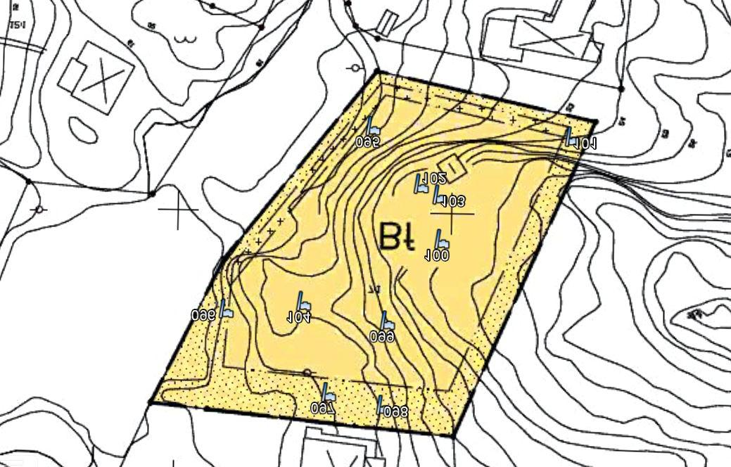 4 (10) Berggrunden i området utgörs av en ådergnejs med granodioritisk sammansättning. Själva tomten domineras av en topografisk höjd med en brant och sydlig stupning.
