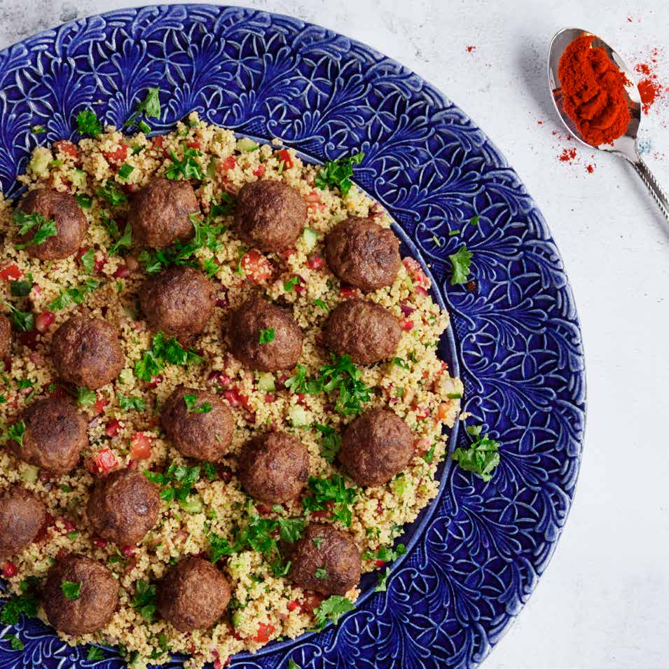 MUMSIGA KÖTTBULLAR med tabbouleh och yoghurt Ca 30 min Köttbullar ½ gul lök 1 vitlöksklyfta 500 gram nötfärs 1 tsk spiskummin* 1 tsk paprikakrydda* 4 krm kanel* 1 tsk salt* 1 ägg* Olivolja* Tabbouleh