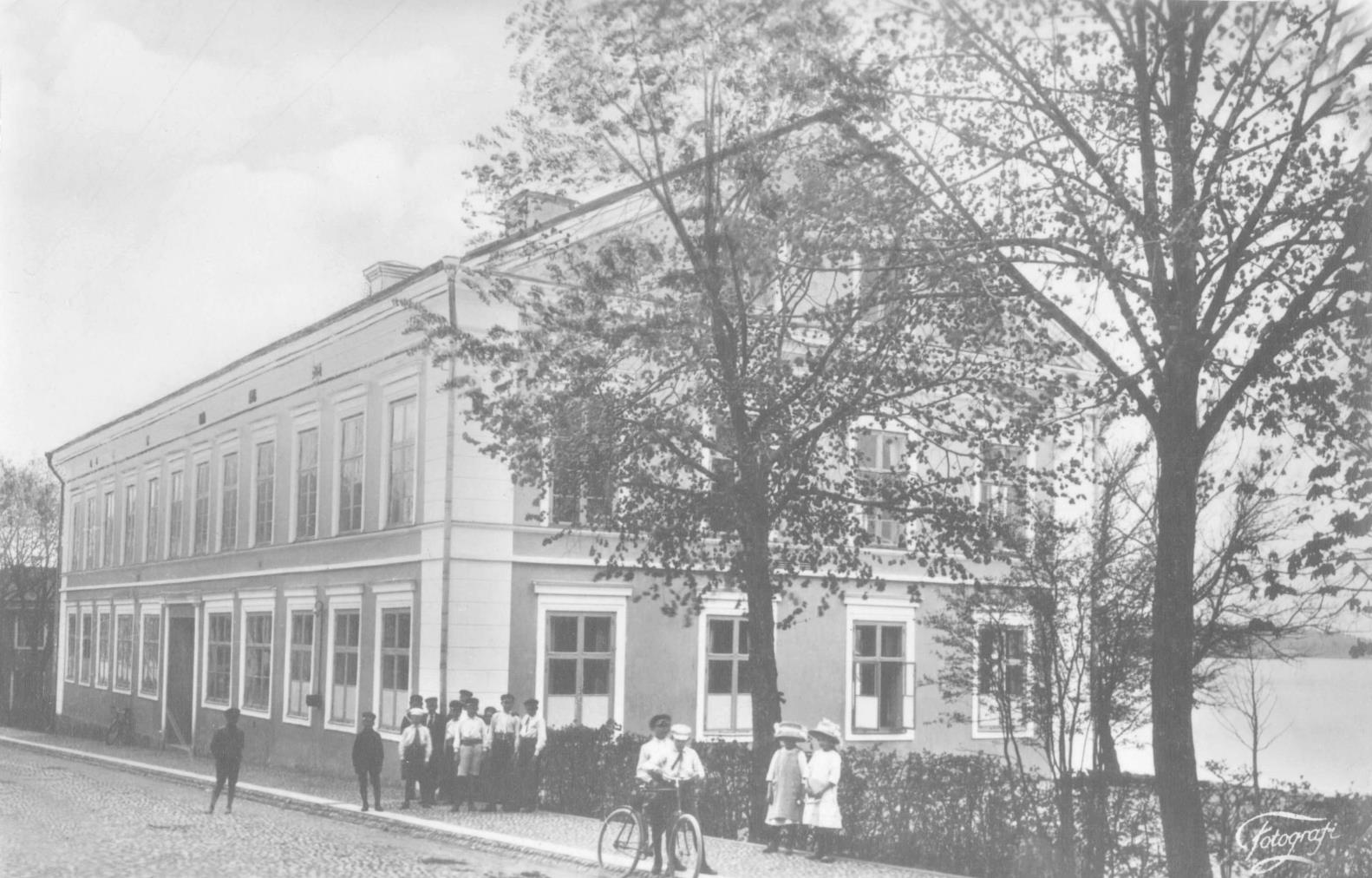 Fig. 5: Strandskolan 1910. (Källa: Lindesbergs museum) Enligt karta från 1878 fanns tidigare två flyglar till Strandskolan.