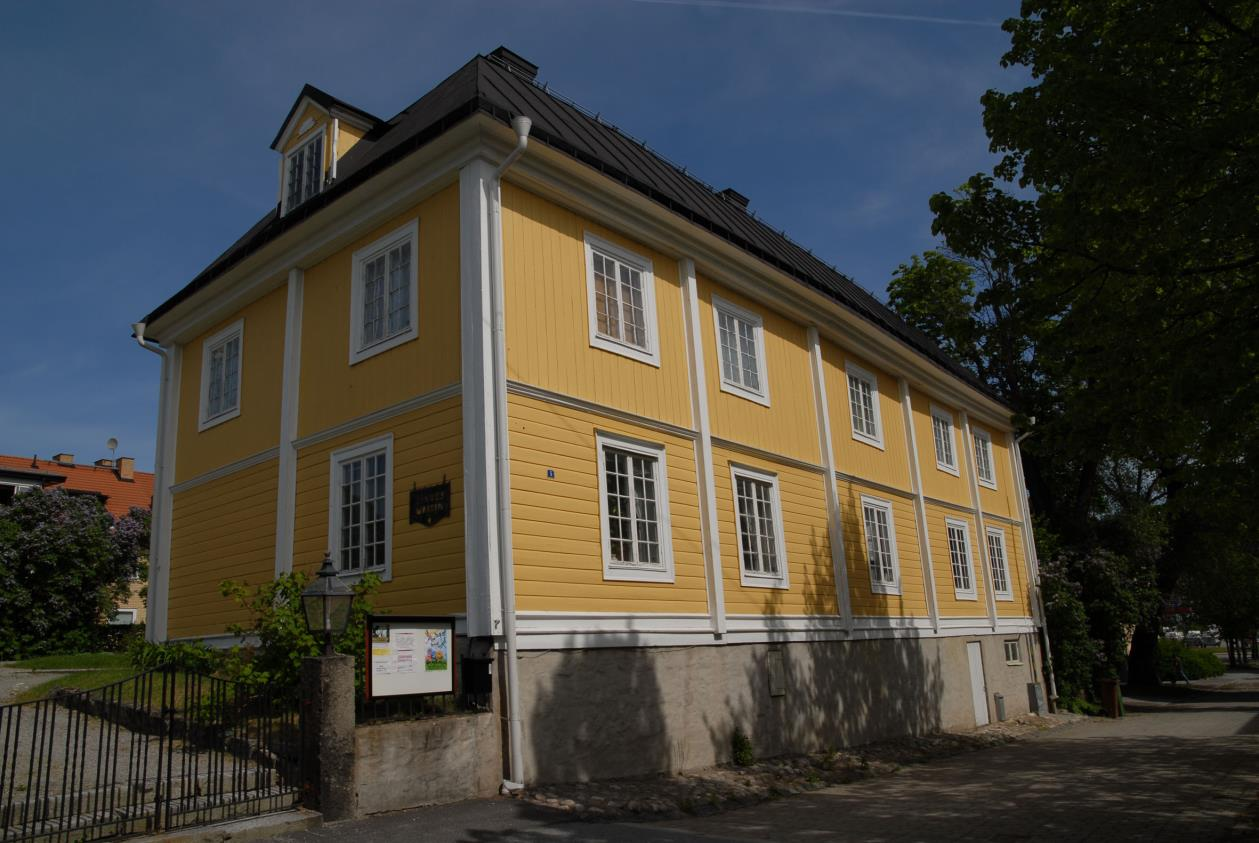 Tellandska gården, Lejonet 16 Byggnaden har i sin nuvarande utformning en sen 1800-tals panel med fönster och former som anknyter till 1700-talets stil.